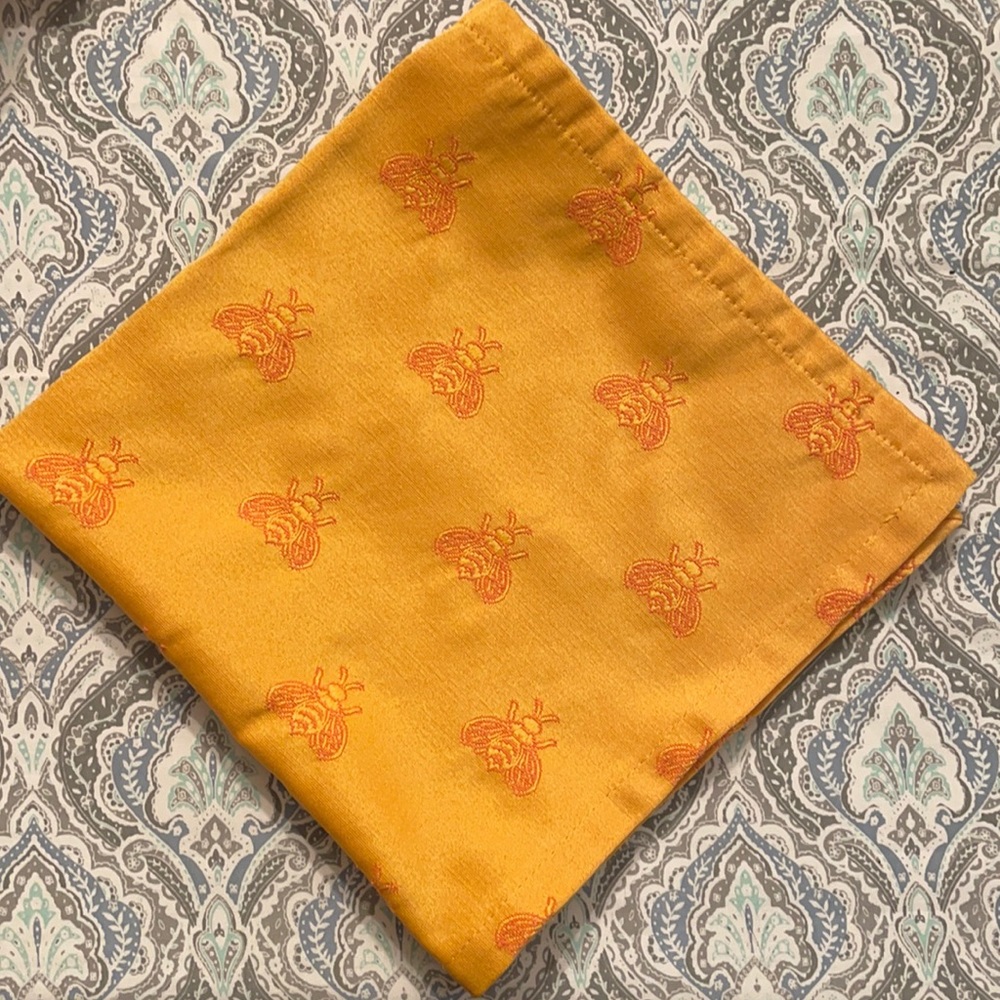 Set of 8 bee pattern, yellow cloth napkins, excellent condition & high quality.